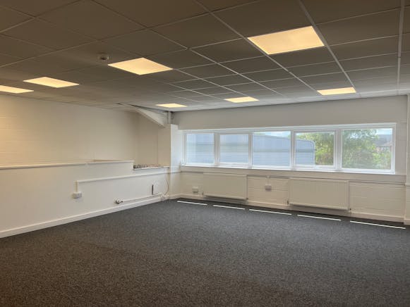 Unit 9, Vale Industrial Estate, Aylesbury, Industrial To Let - IMG_3113.JPG