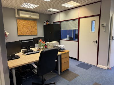 32 The Metro Centre, Watford, Office For Sale - IMG_4853.jpg