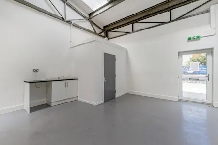 Units 2-4 The Point, Aylesbury, Industrial To Let - 112373_Unit 4 The Point (9).jpg