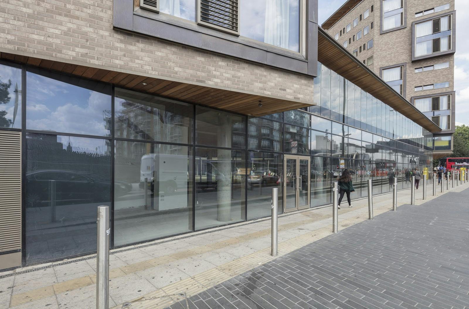 Retail/Shop in London - photo 3