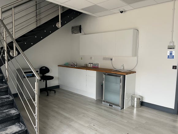 Modern Warehouse, Unit 5 Century Court, Aylesbury, Industrial To Let - IMG_1072.JPG