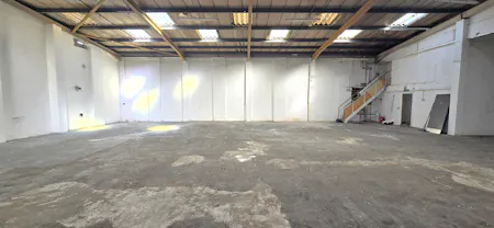 Unit 3, Lyndean Industrial Estate, London, Industrial To Let - 20260408_160128 - Edited.jpg