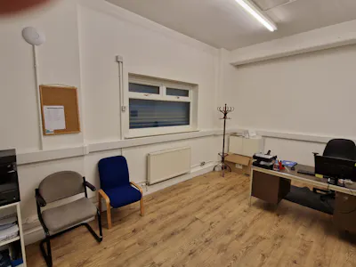 Unit 7, Hyde, Industrial/Logistics To Let - 20221208_131345.jpg