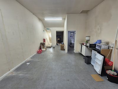 47 High Street West, Glossop, Retail To Let - 20260121_163937.jpg