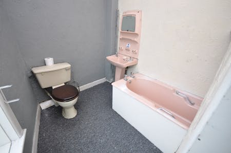 284 Blackburn Road, Darwen, Other / Retail To Let - Bathroom