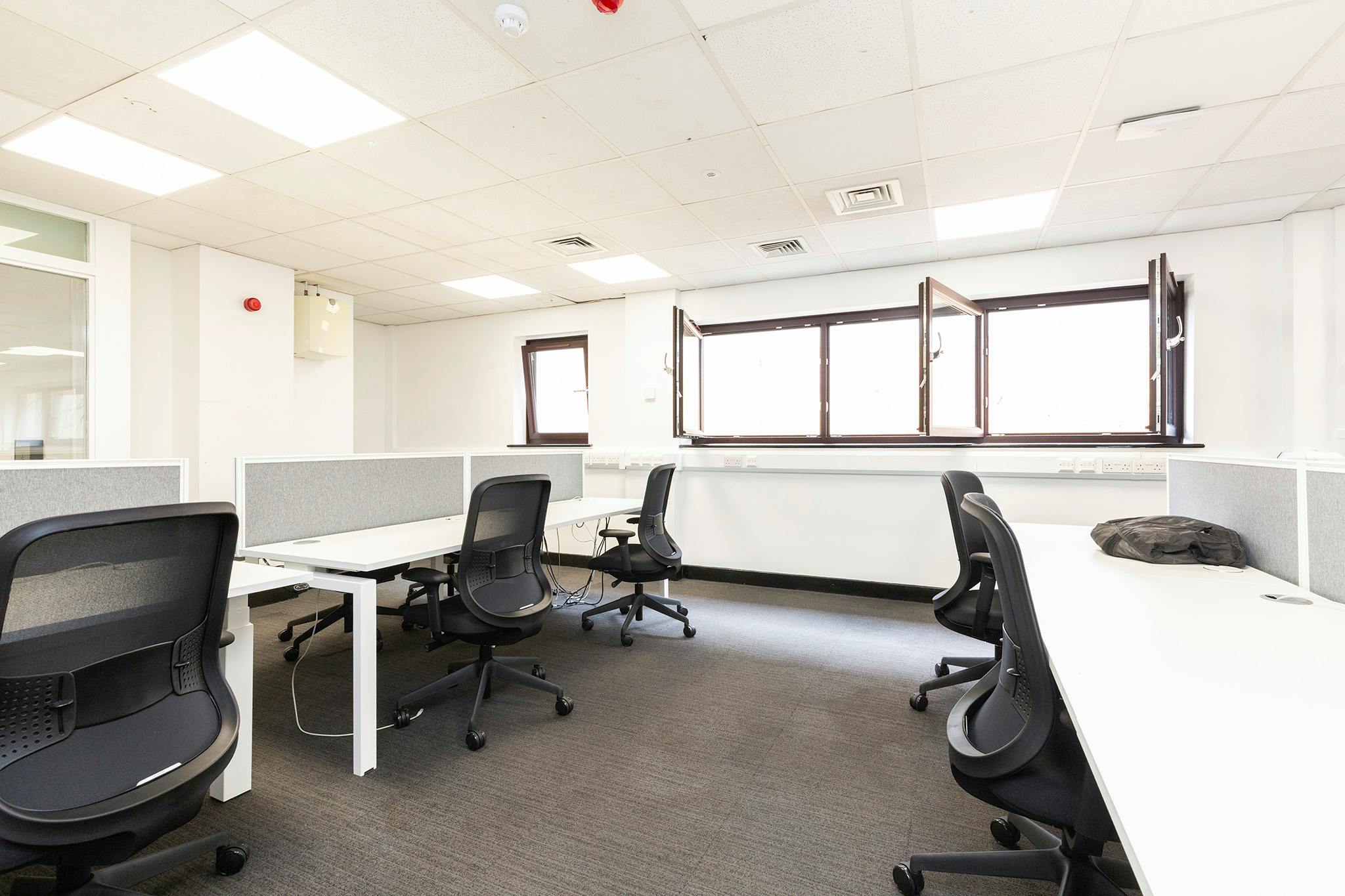 Retail/Shop in London - photo 4