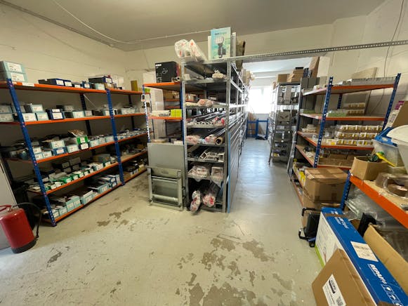 Unit 3 Avondale Business Centre, Fleet, Warehouse & Industrial To Let - IMG_4711.jpg