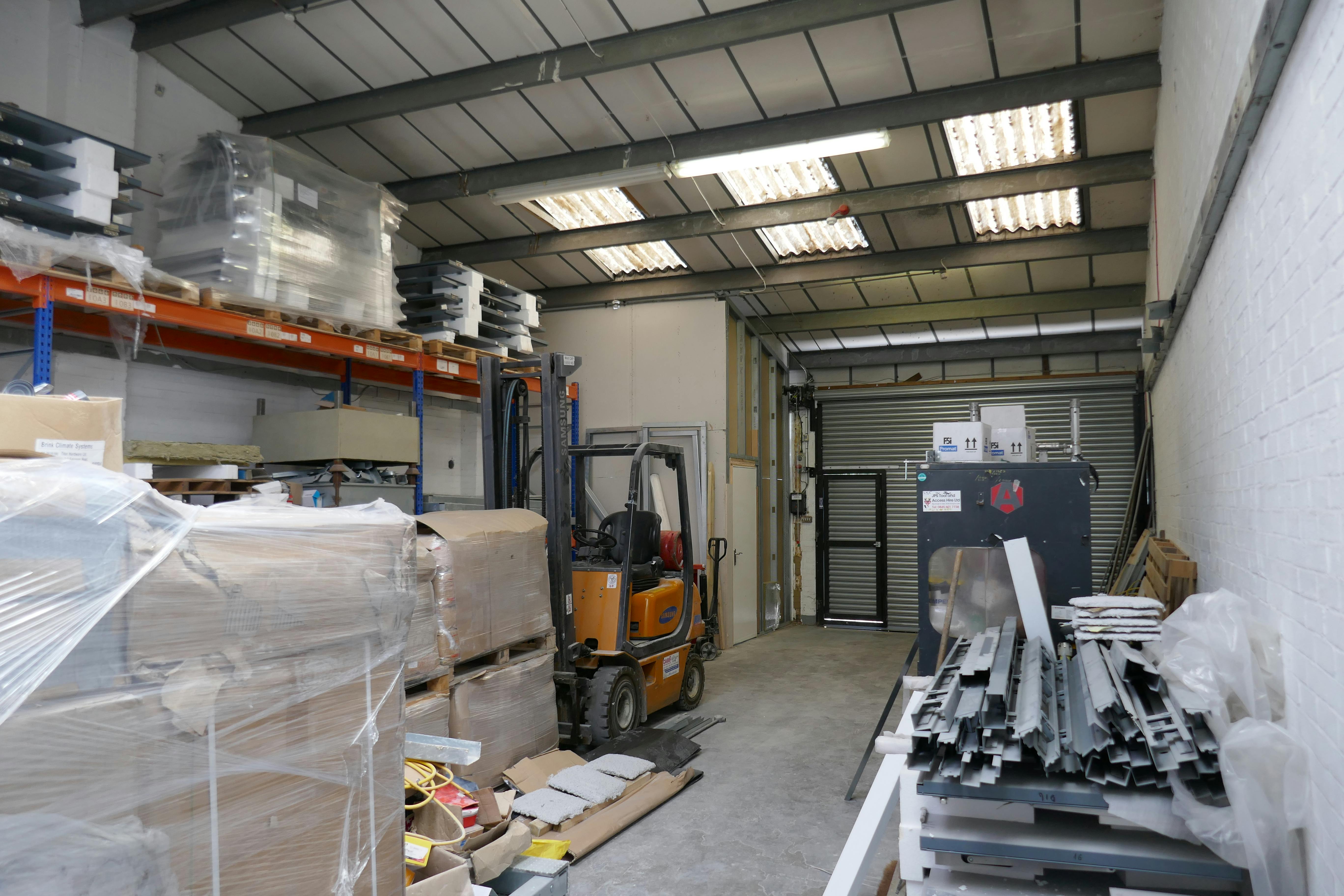 27 Oakwood Hill Industrial Estate, Oakwood Hill, Loughton, Industrial To Let - P1050488.JPG