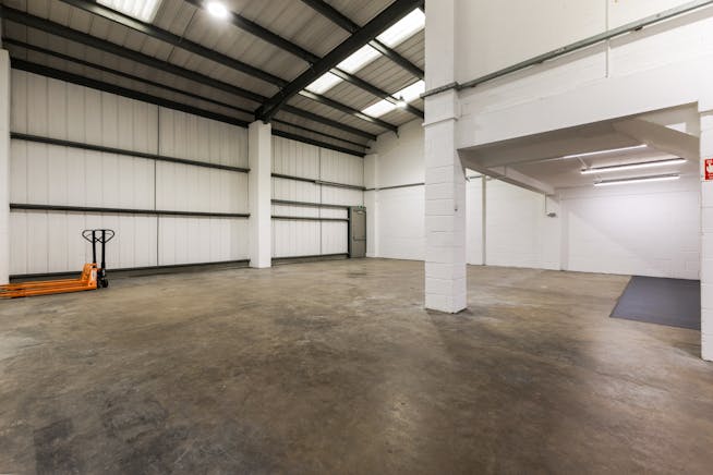 Unit 12, Vale Industrial Estate, Aylesbury, Industrial To Let - 88182_Unit12TheValeIndustrialCentr 8.jpg