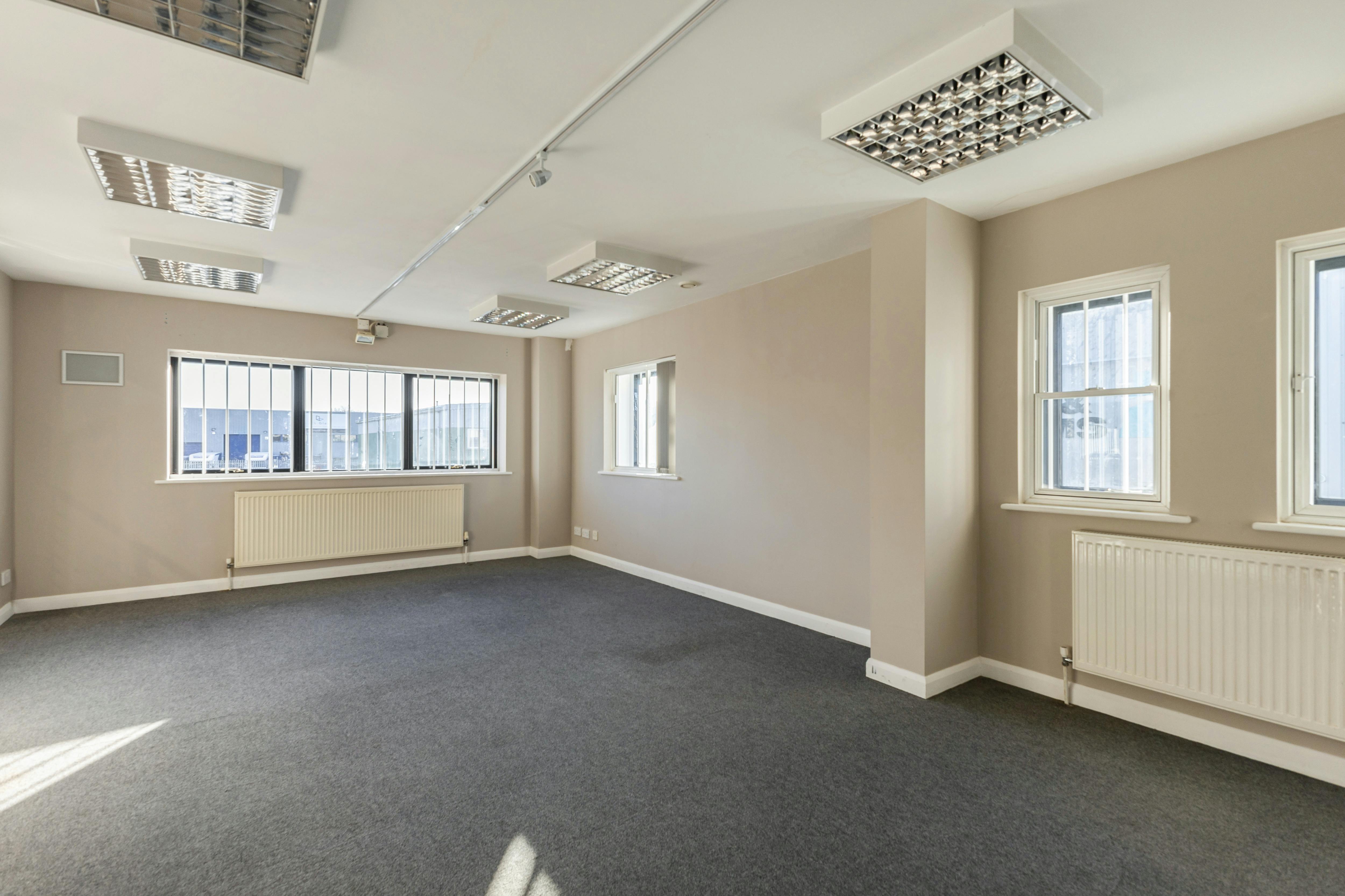 Showroom / Warehouse unit, 4-12 Kempson Close, Aylesbury, Industrial / Retail To Let - 101955_4-12-Kempson-Close-Gatehouse-Way (14).jpg