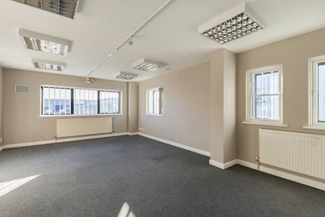 Showroom / Warehouse unit, 4-12 Kempson Close, Aylesbury, Industrial / Retail To Let - 101955_4-12-Kempson-Close-Gatehouse-Way (14).jpg