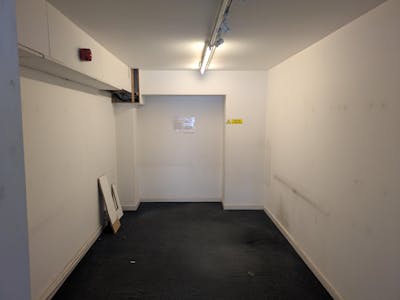 Kiosk Unit, 14 High Street, Haslemere, Retail To Let - PXL_20251023_132500876MP.jpg