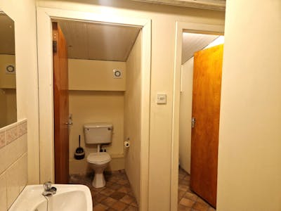 Unit 1B, Ballincollig Enterprise Park, Ballincollig, Industrial To Let - toilets.jpg