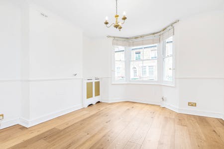 Frobisher Street, London, Semi-detached / Terraced house To Let - Front Room