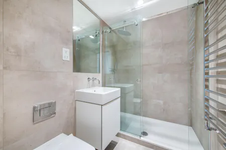 St John Street, London, Residential Flat To Let - Family Bathroom