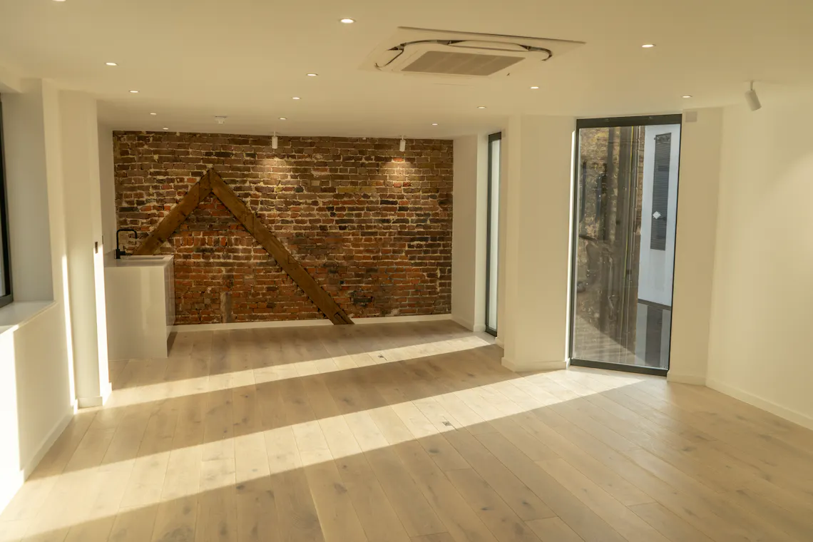 DSC00628.jpg 9 Mason's Yard, London, Office To Let - DSC00628.jpg