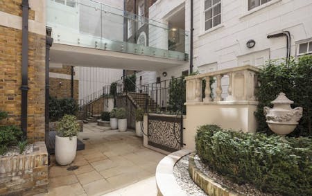 42 Trinity Square, London, Office To Let - Courtyard.JPG