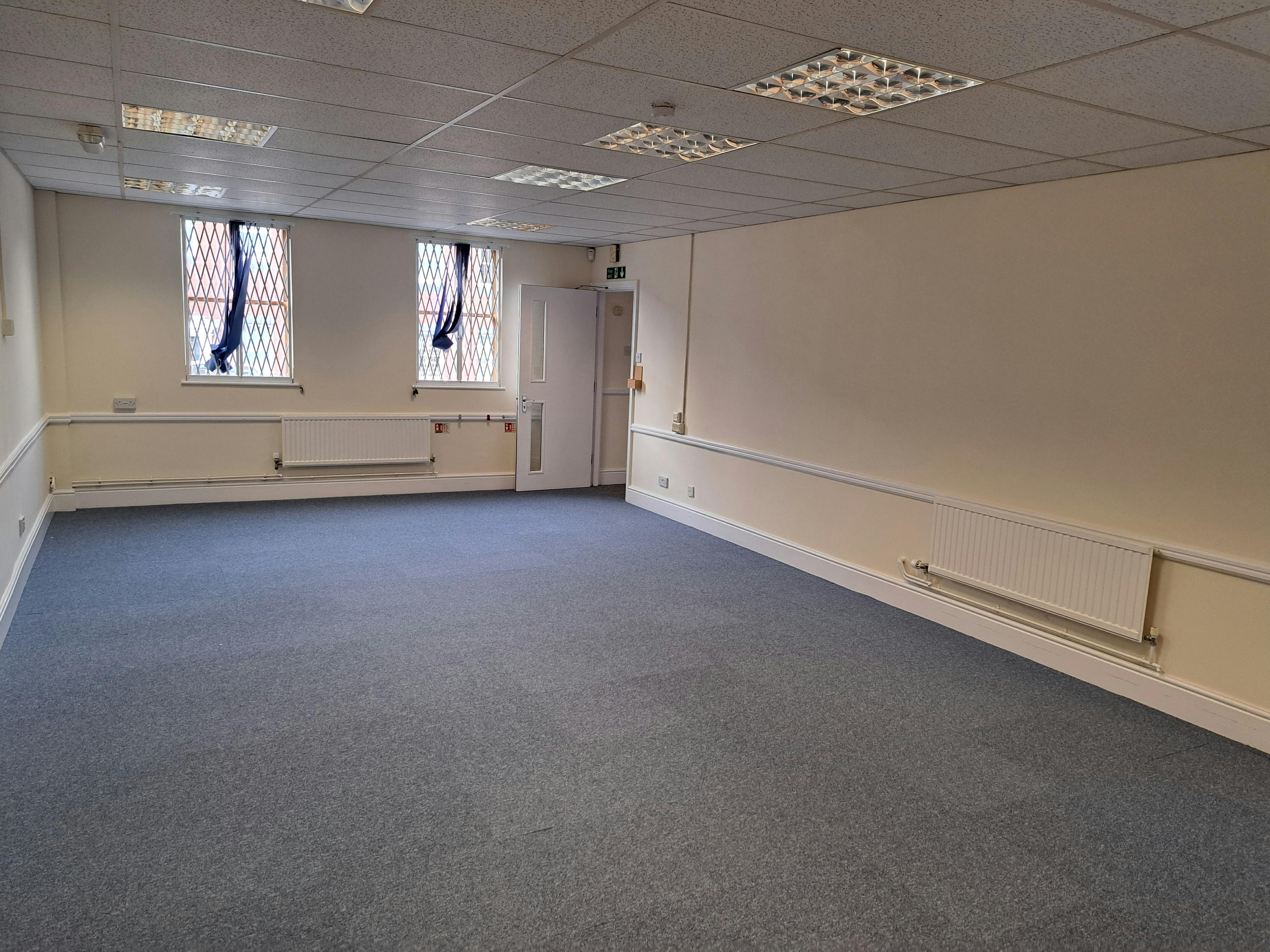 Office in Halesowen - photo 2