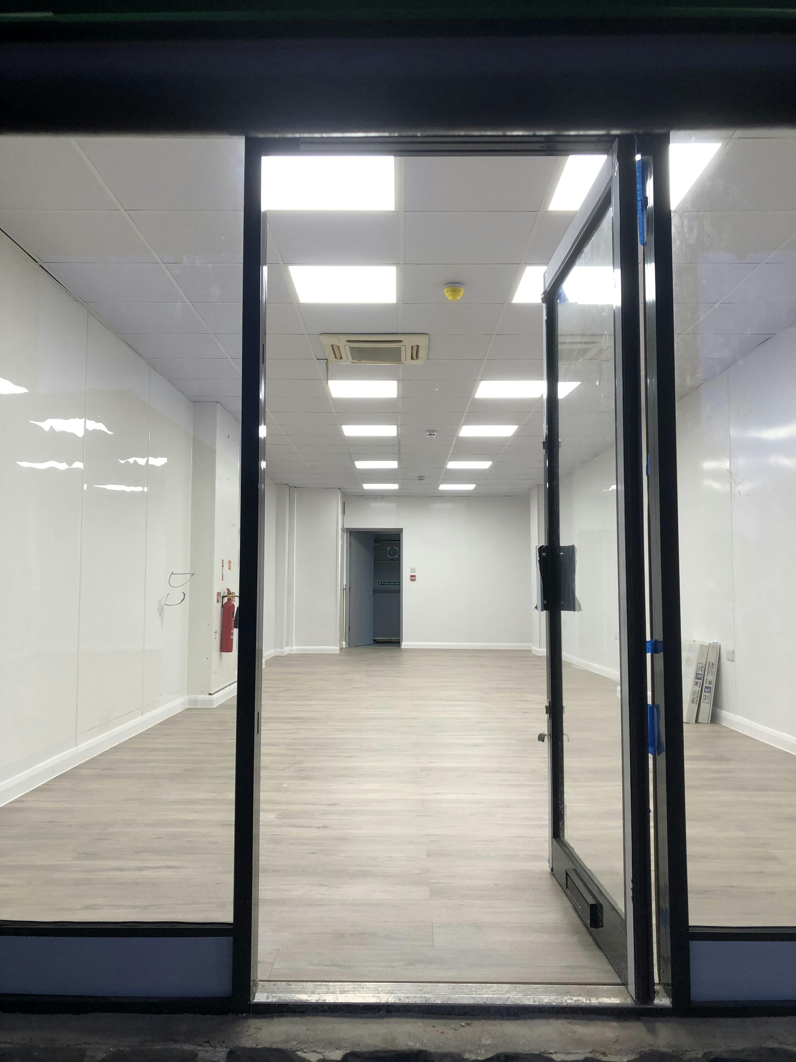 4 Kingfisher Court, Guildford, Retail To Let - IMG_0947.jpg