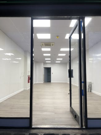 4 Kingfisher Court, Guildford, Retail To Let - IMG_0947.jpg