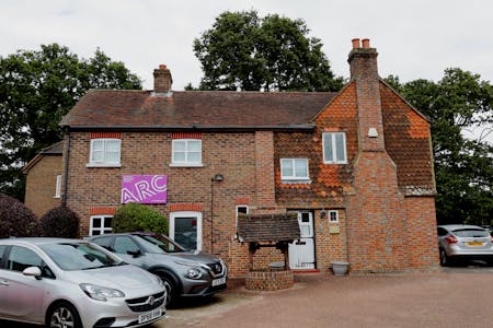 County Oak Cottage, Crawley, D1 (Non Residential Institutions) / Office To Let - IMG_1334.jpg