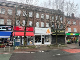 102 Tolworth Broadway, Surbiton, Health & Fitness / Restaurant / Restaurant / Retail To Let - IMG_9591.JPG