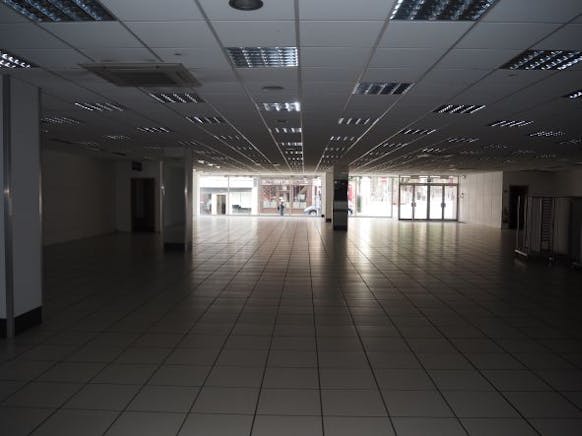 11 Russell Street, Stroud, Retail To Let - Int 1.JPG
