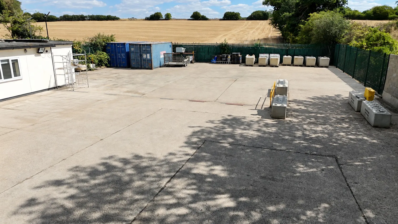 Skeleton Yard, Ware To Let - Yard.jpg