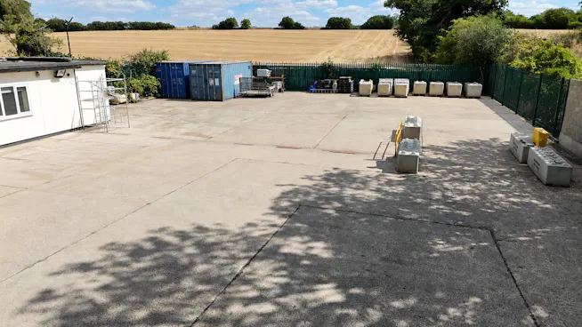 Skeleton Yard, Ware To Let - Yard.jpg