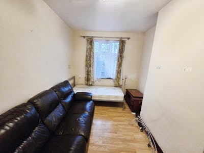 146 Sutton Road, Southend-on-Sea, Residential Flat / Retail To Let - 5a2d277f-WhatsApp 20Image 202026-02-02 20at 2016.33.59 20 281 29.jpeg