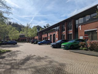 3 Godalming Business Centre (First Floor), Godalming, Offices To Let - PXL_20240412_085601420.jpg