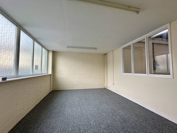 Unit 10g Britannia Estate, Luton, Industrial To Let - 4.JPG