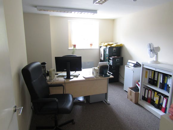 Devonshire House, 4A Dukes Ride, Crowthorne, Industrial / Offices To Let - IMG_0852.JPG