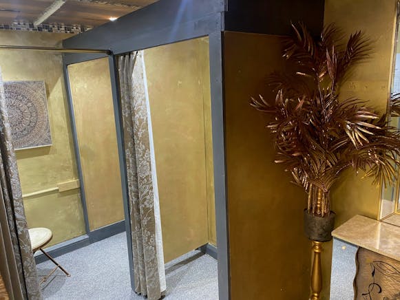 12 Green Street, Neath, Retail To Let - Changing room.jpg