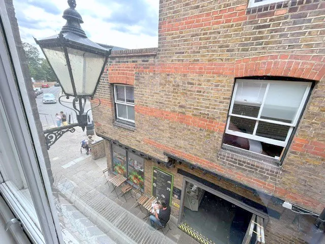 2 Acre Passage, Windsor, Office / Retail To Let - Overlookin the passage i.jpg