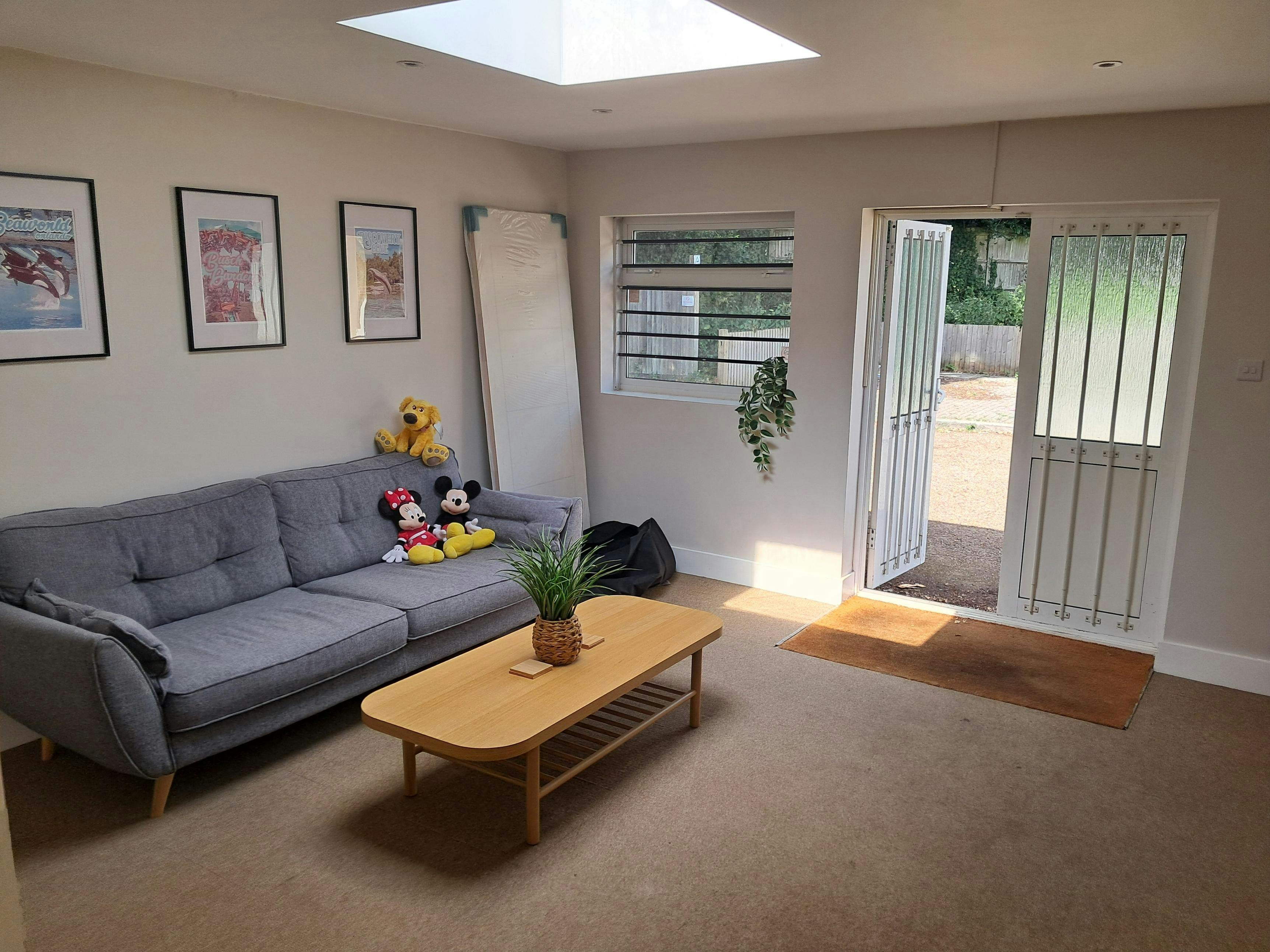 5 Royal Hunt House, Ascot, Retail To Let - proyStjhbrw.jpeg