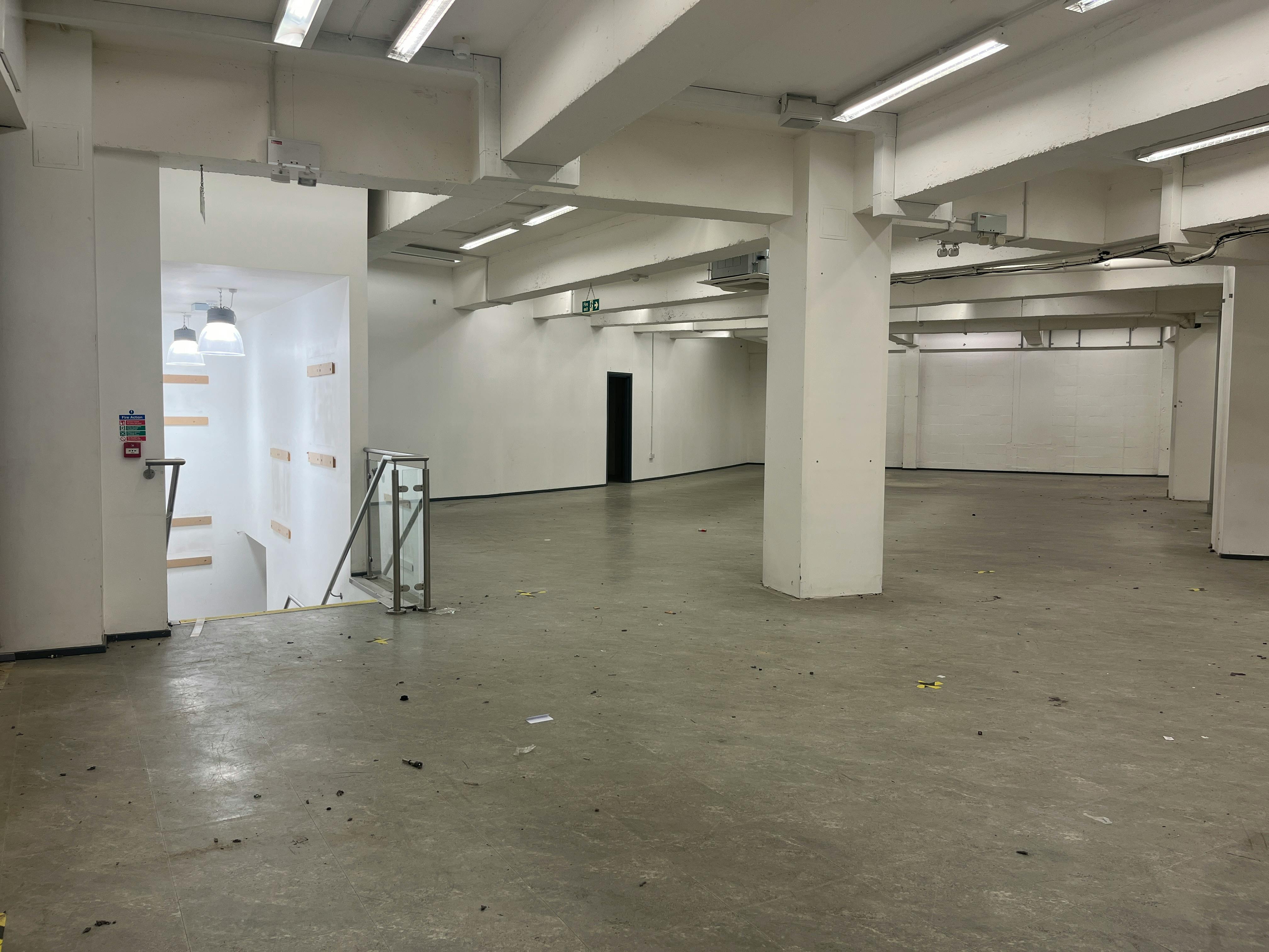 17-19 Octagon Parade, High Wycombe, Retail To Let - IMG_4384.JPG