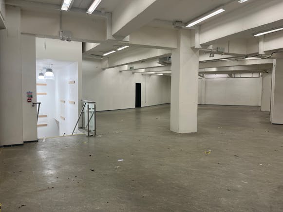 17-19 Octagon Parade, High Wycombe, Retail To Let - IMG_4384.JPG