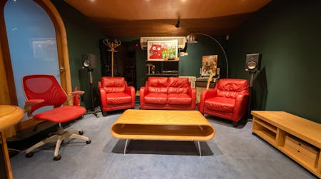 23 Gosfield Street, London, Office For Sale - 04_red_lounge