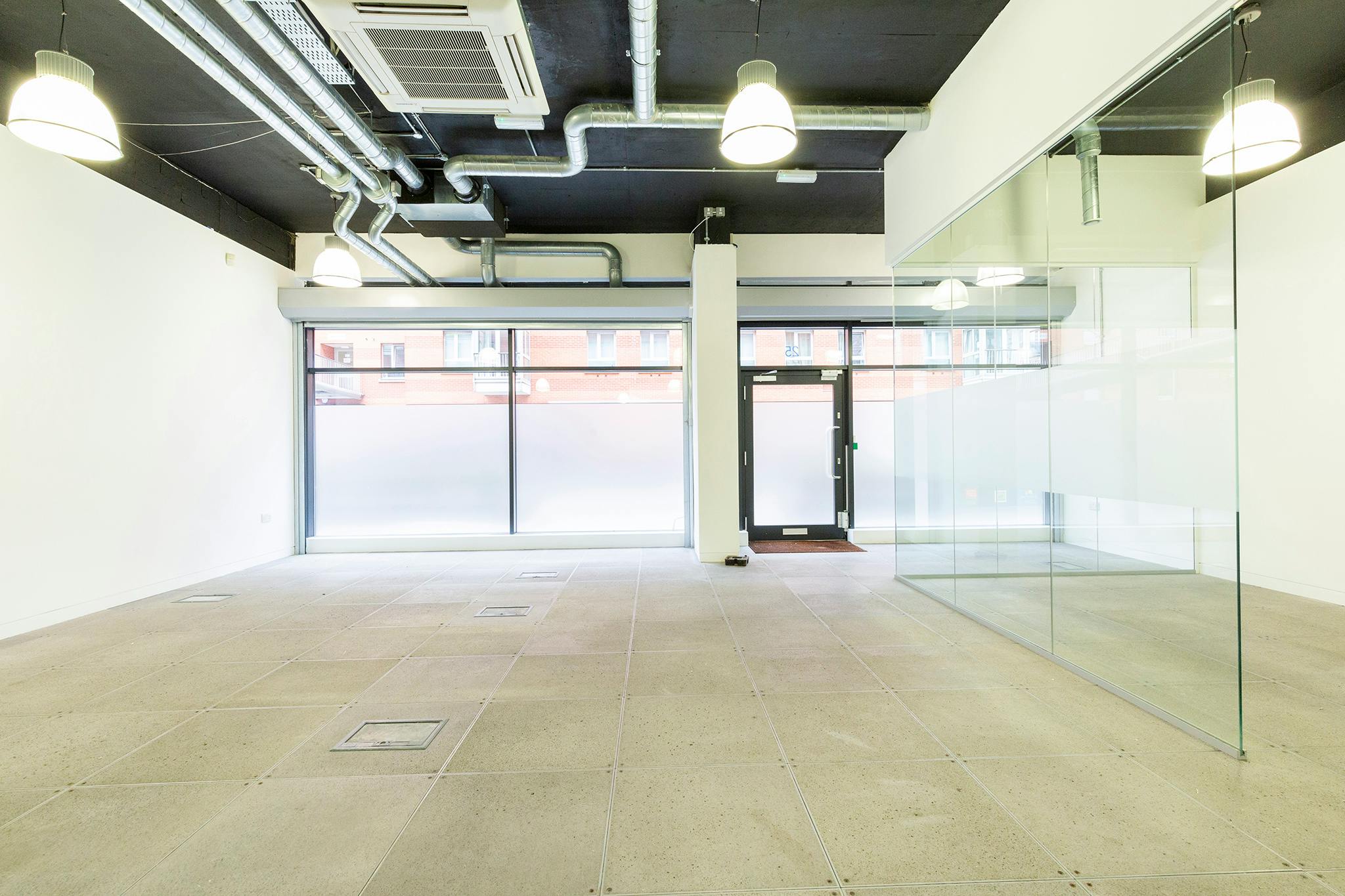 Retail/Shop in London - photo 4