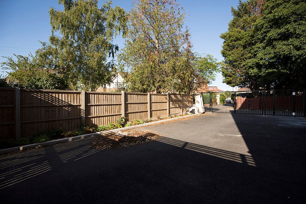 Retail/Shop in London - photo 4