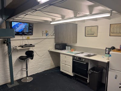 2A Tomo Industrial Estate, Uxbridge, Warehouse To Let - 2A Tomo - Kitchenette.jpg