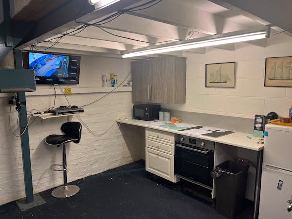2A Tomo Industrial Estate, Uxbridge, Industrial To Let - 2A Tomo - Kitchenette.jpg
