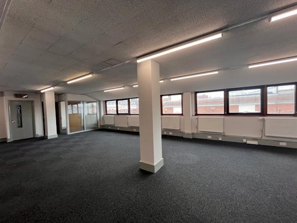Suite 2A, Tower House, Aylesbury, Offices To Let - WhatsApp Image 20250811 at 140656_979b57cf.jpg