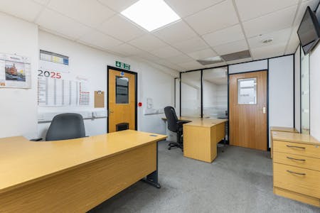 Showroom / Warehouse unit, 4-12 Kempson Close, Aylesbury, E (Commercial / Business / Service) / Industrial / Retail To Let - 101955_4-12-Kempson-Close-Gatehouse-Way (19).jpg