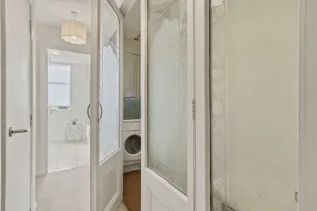 Borough High Street, London, Residential Flat To Let - Built-in Storage
