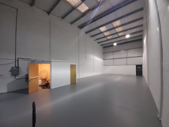 Unit 9, Devonshire Business Park, Basingstoke, Industrial / Warehouse To Let - 20240906_091820.jpg