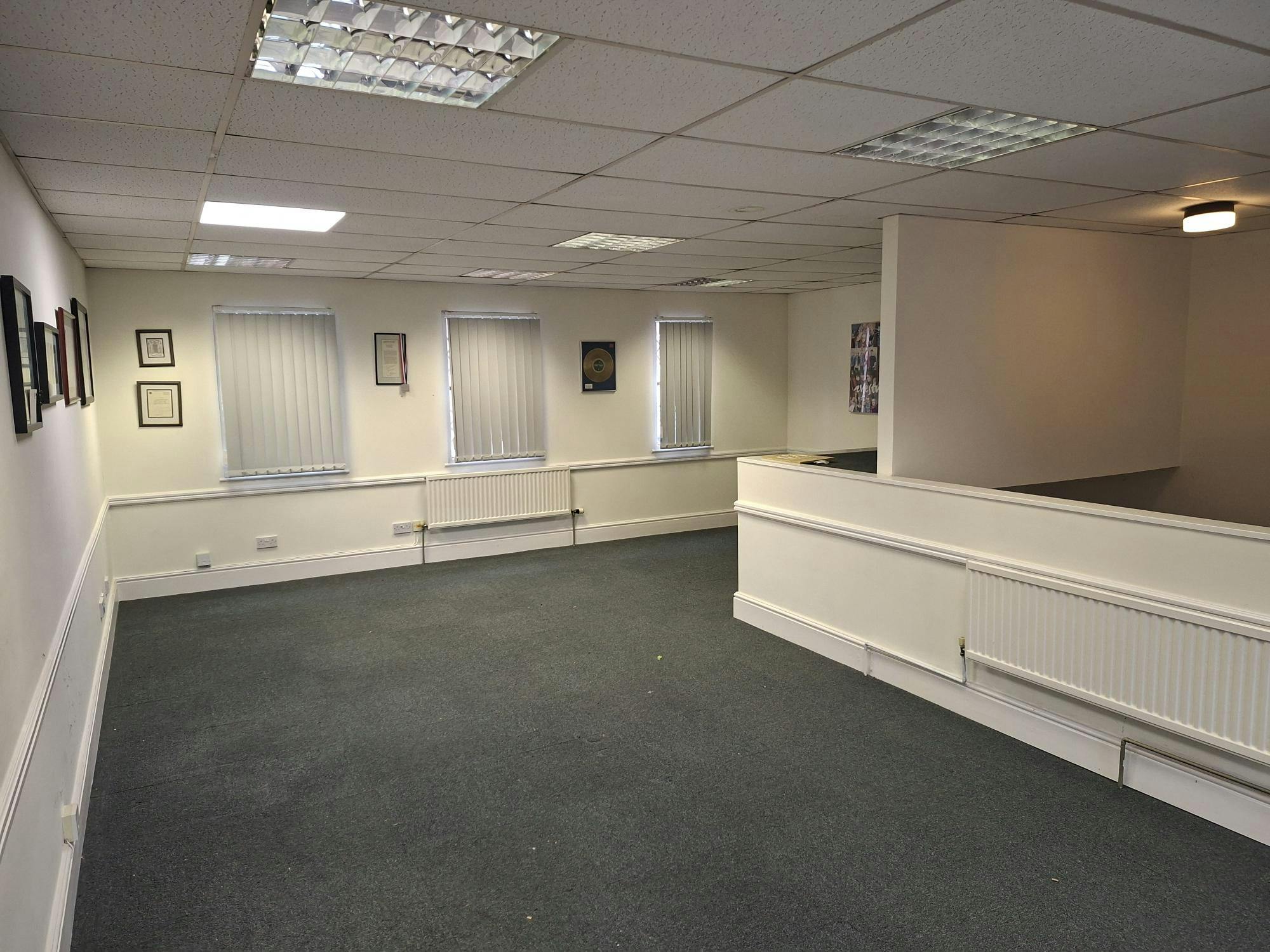 Office in Halesowen - photo 2