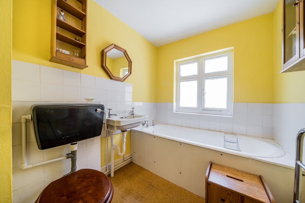 255 Gray's Inn Road, WC1X - 255 Grays Inn Road  Bright Bathroom With Yellow Walls And Traditional Fixtures.jpg