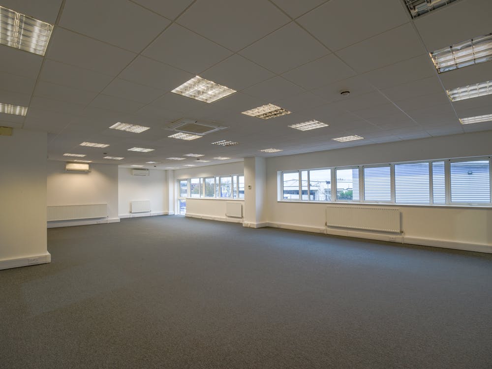 Industrial Unit in Weybridge - photo 4